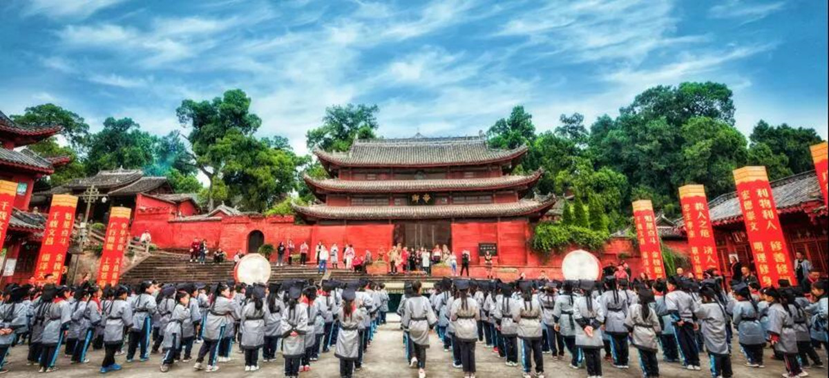 要是天气晴朗时 能看到潼江湖畔里的两个夕阳 一个在水里一个在